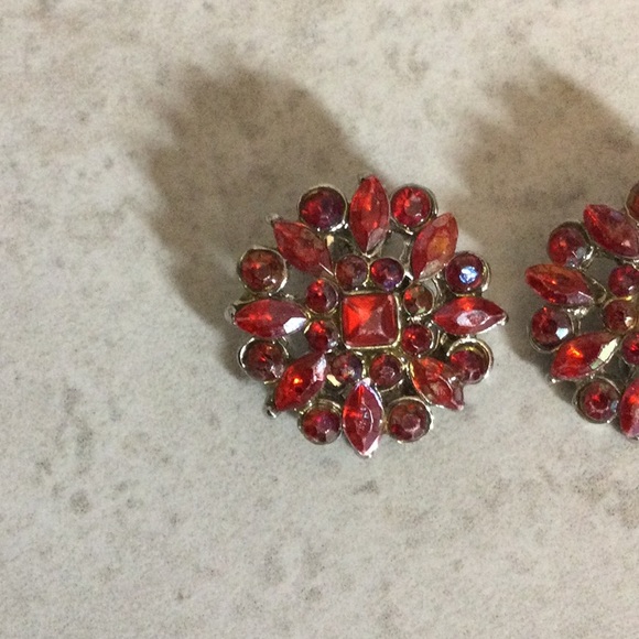 FINAL Red stone studded circle clip earrings - Picture 2 of 5